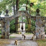 Odbudowany spichlerz historyka sztuki i projektanta wnętrz. Dom wyrasta wprost z krajobrazu, jest jego częścią.