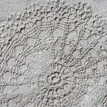 Odciśnięta koronka na kaflu - najpopularniejszy wzór Krystyny Kszuby-Wacławek.