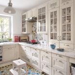 Orientalne kafle na podłodze wycięli polscy rzemieślnicy według marokańskich wzorów podpatrzonych w podróży