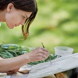 Romę Roman fascynuje eteryczne piękno kwiatów i ziół. Długo zastanawiała się, jak zatrzymać ich przemijanie.