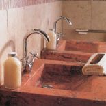 Odpowiednio zaimpregnowany trawertyn sprawdza się nawet w łazience. GALERIE VENIS