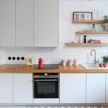 Odrobina szaleństwa pojawiła się w dodatkach, np. w płytkach na podłodze w kuchni.