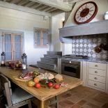 Odsłonięte belki na suficie nadają wnętrzom wiejskiego charakteru.