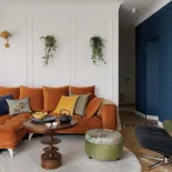kącik wypoczynkowy z pomarańczowym narożnikiem