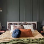 ciemny kolor ścian w sypialni