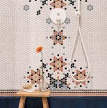 kolorowa mozaika pod prysznicem w łazience