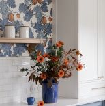 niebieska tapeta w kuchni