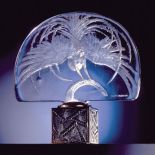 Ognisty ptak (1922 r.) przedstawia mityczną hybrydę. Podstawa została wykonana z brązu.