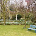 Ograniczone przez kamienne murki, które przez lata zdążyły malowniczo obrosnąć mchem.