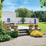 Ogród, który zaprojektował wspólnie z żoną, łączy różne europejskie style.