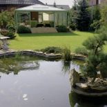 Ogród można podziwiać godzinami, dzięki oranżerii z wygodnymi kanapami.