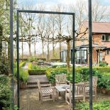 Ogród pośród pól pełnych tulipanów. Trochę tradycyjny i trochę nowoczesny, wyraźnie angielski i ciut holenderski.