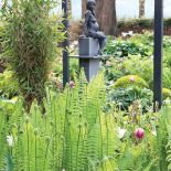 Ogród pośród pól pełnych tulipanów. Trochę tradycyjny i trochę nowoczesny, wyraźnie angielski i ciut holenderski.