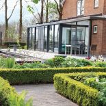 Ogród pośród pól pełnych tulipanów. Trochę tradycyjny i trochę nowoczesny, wyraźnie angielski i ciut holenderski.