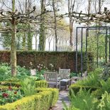 Wiosna nad stawem – ogród pełen tulipanów