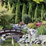 Ogród powstał pod lasem, dzięki czemu wtapia się w otaczającą go przyrodę. To jedna z głównych zasad japońskiej sztuki