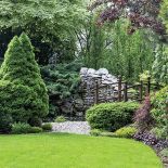 Ogród sprawia wrażenie większego niż w rzeczywistości dzięki lustrom.