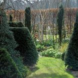 Ogród w stylu francuskim. Dziki park z ogrodem francuskim