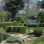 Ogród w stylu francuskim. Dziki park z ogrodem francuskim