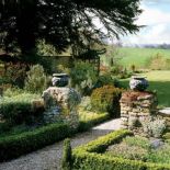 Ogród wygląda, jakby był tu od trzystu lat.