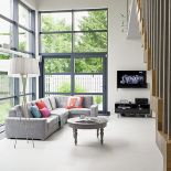 Ogród zagląda do środka, a niebo odbija się w podłodze.