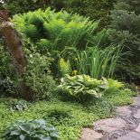 ogród ze starymi drzewami i zakątkami do odpoczywania