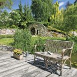 Ogród ze stawem, altankami i ławeczkami do dumania.