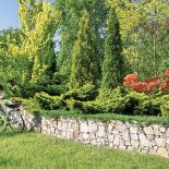 Ogród ze stawem, altankami i ławeczkami do dumania.