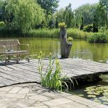 Ogród ze stawem, altankami i ławeczkami do dumania.