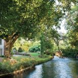 Ten angielski ogród tworzy woda