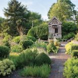 Ten angielski ogród tworzy woda