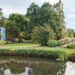 Ten angielski ogród tworzy woda