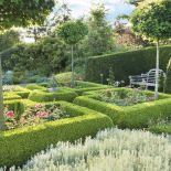 Czy klomby kwiatów we wszystkich barwach tęczy pasują do nowoczesnego domu