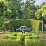 Czy klomby kwiatów we wszystkich barwach tęczy pasują do nowoczesnego domu