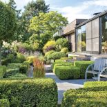 Czy klomby kwiatów we wszystkich barwach tęczy pasują do nowoczesnego domu