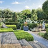 Czy klomby kwiatów we wszystkich barwach tęczy pasują do nowoczesnego domu