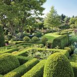 Czy klomby kwiatów we wszystkich barwach tęczy pasują do nowoczesnego domu