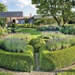 Czy klomby kwiatów we wszystkich barwach tęczy pasują do nowoczesnego domu