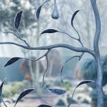 Wejście do tajemniczego, zimowego ogrodu prowadzi przez półokrągłą furte