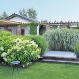 ogród z oczkiem wodnym i trejażem