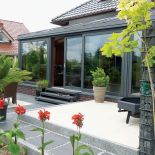 Oranżeria wykorzystująca system pasywny. Konstrukcja z drewna egzotycznego oraz aluminium zabezpieczającego przed zmienną