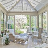 Klasyczny angielski wypoczynkowy salonik otoczony ogrodem. Przeszklony dach można zasłaniać roletami sterowanymi pilotem.
