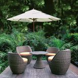 Ogrodowa kolekcja Vase: fotele i stolik zrobiono z ratanu, poduszki są wodoodporne. Po złożeniu mebli