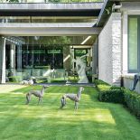 Ogrodowe figury chartów, podobnie jak meble Philippa Pleina, przyjechały z Targów Maison Objet.