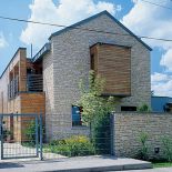 Ogrodzenie komponuje się elewacją domu.