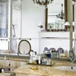 Ogromne lustra, kryształowy żyrandol, złocenia i marmur - jak w najprawdziwszym salonie...