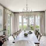 Ogromne okna sprawiają, że w jadalni można poczuć się jak w ogrodzie.