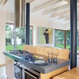 Ogromne okna zajmują większą część ścian.