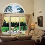 Ogromne okno jest w salonie jak telewizor z czterema kanałami – wiosna, lato, jesień, zima. I nikomu nie przeszkadza,