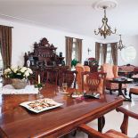 Ogromny kredens i stół dla całej wielopokoleniowej rodziny przez ćwierć wieku ugniatane w